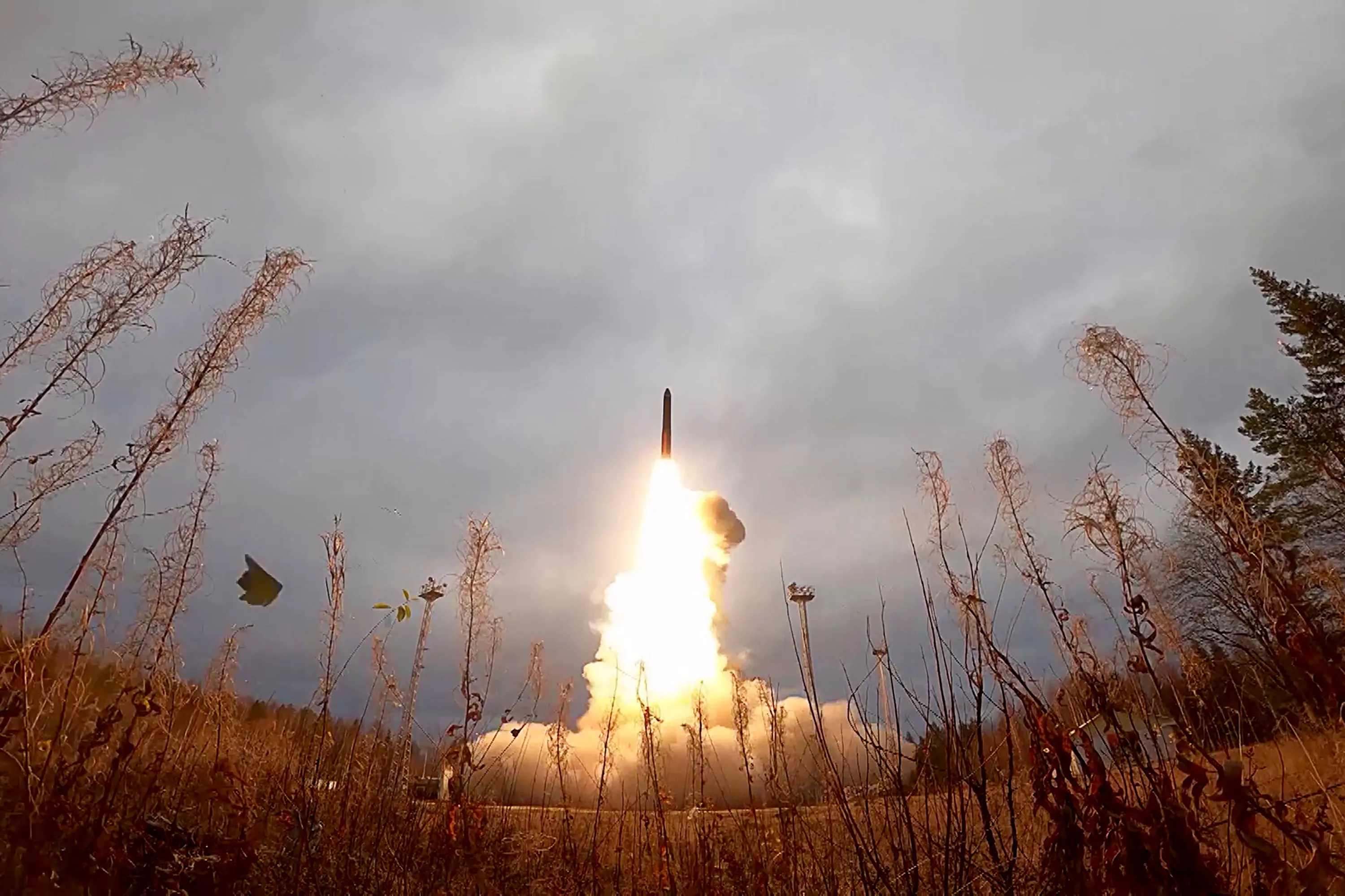 Les Russes ont lancé le missile balistique intercontinental SS-27 Mod 2, d'une portée de 12 000 kilomètres, qui peut transporter une ogive nucléaire d'une puissance allant jusqu'à 500 kilotonnes.