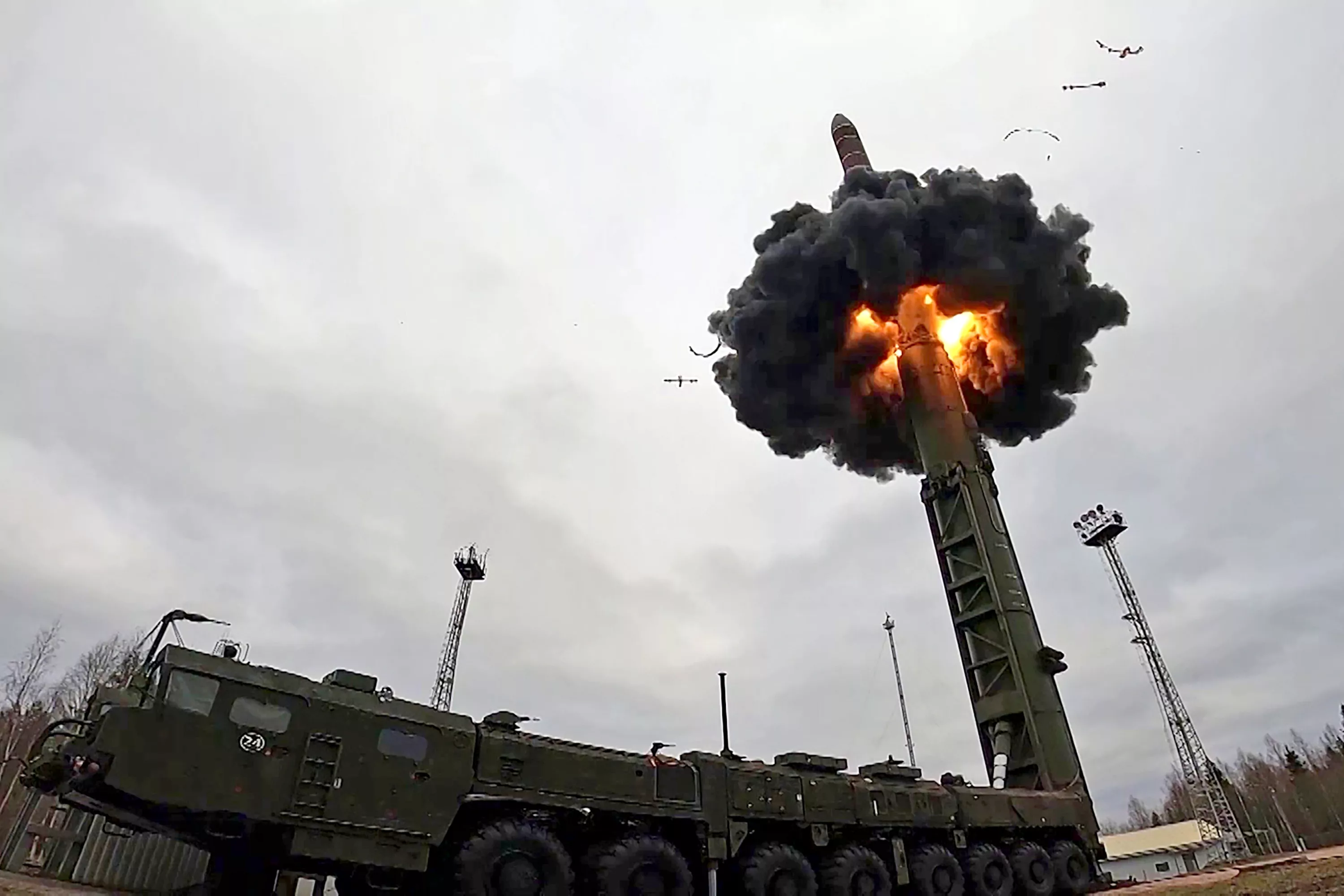 Les Russes ont lancé le missile balistique intercontinental SS-27 Mod 2, d'une portée de 12 000 kilomètres, qui peut transporter une ogive nucléaire d'une puissance allant jusqu'à 500 kilotonnes.-2