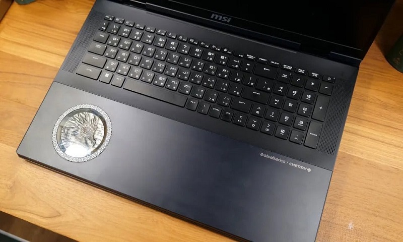 Передня панель ноутбука MSI Titan 18 HX Dragon Edition MSI Titan 18 HX Dragon Edition