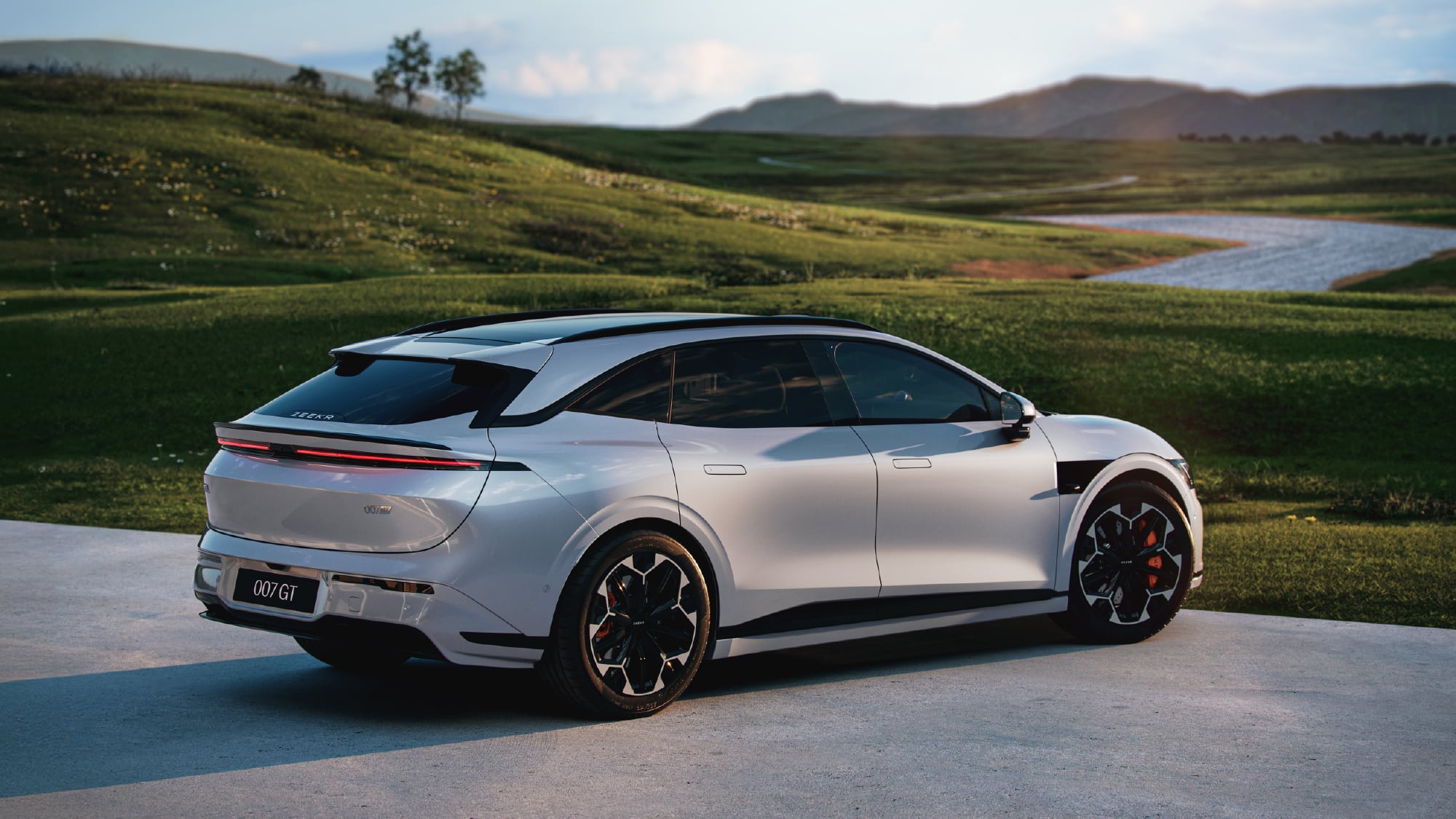 Zeekr 7 GT у сріблястому кольорі