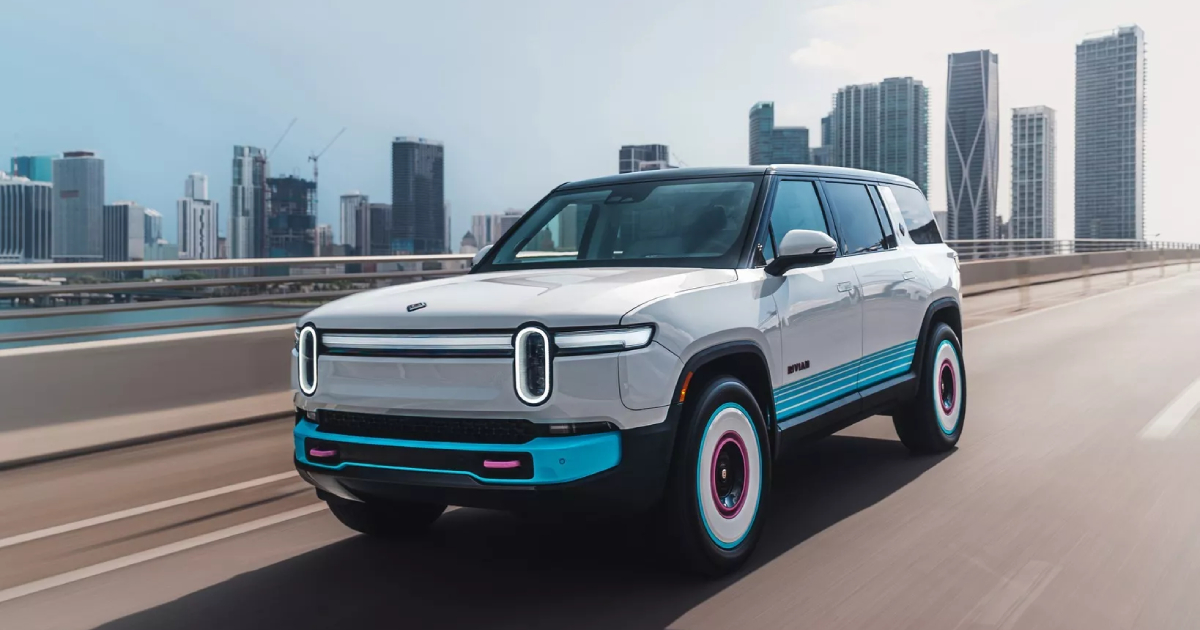 Rivian R1S Quad Miami Edition вид спереди