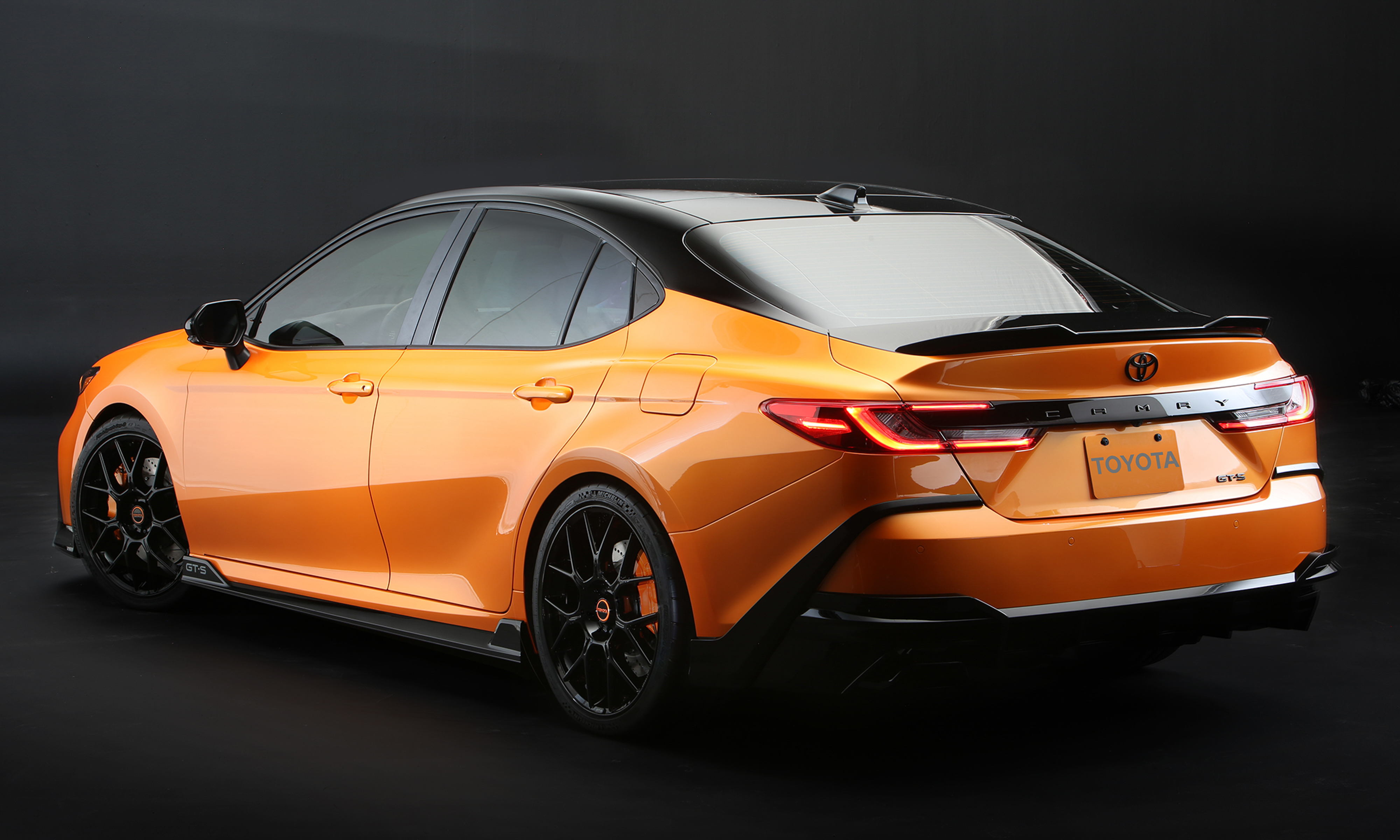 Концепт-кар Toyota Camry GT-S вид спереду