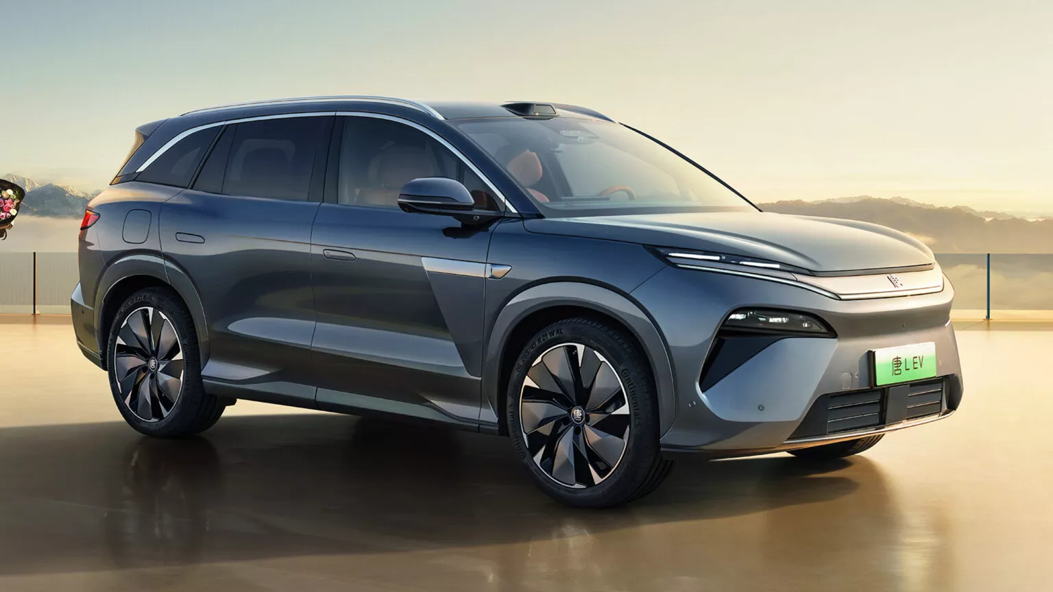 Електромобіль BYD Han L у русі