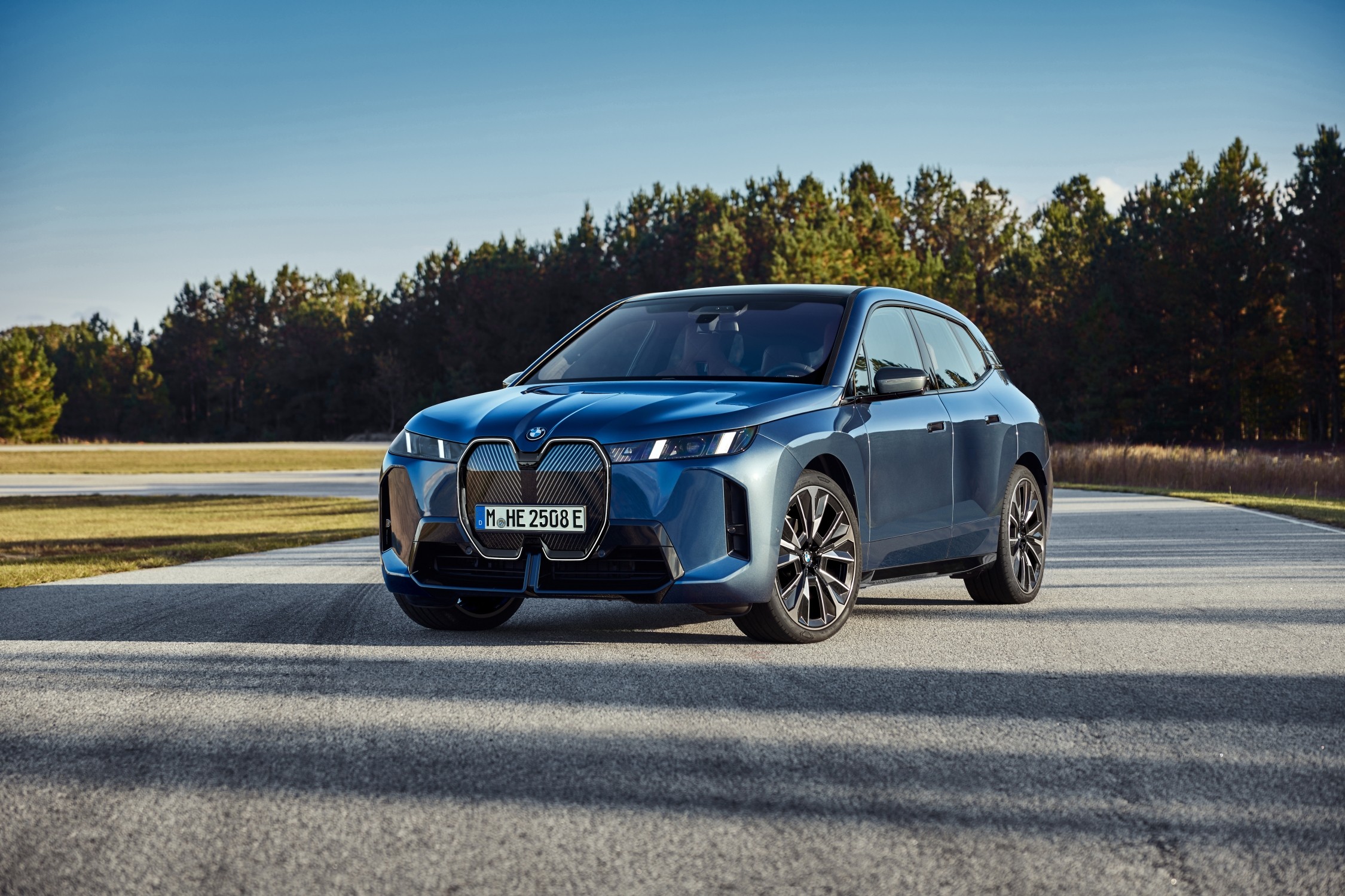BMW iX avec une vue avant redessinée