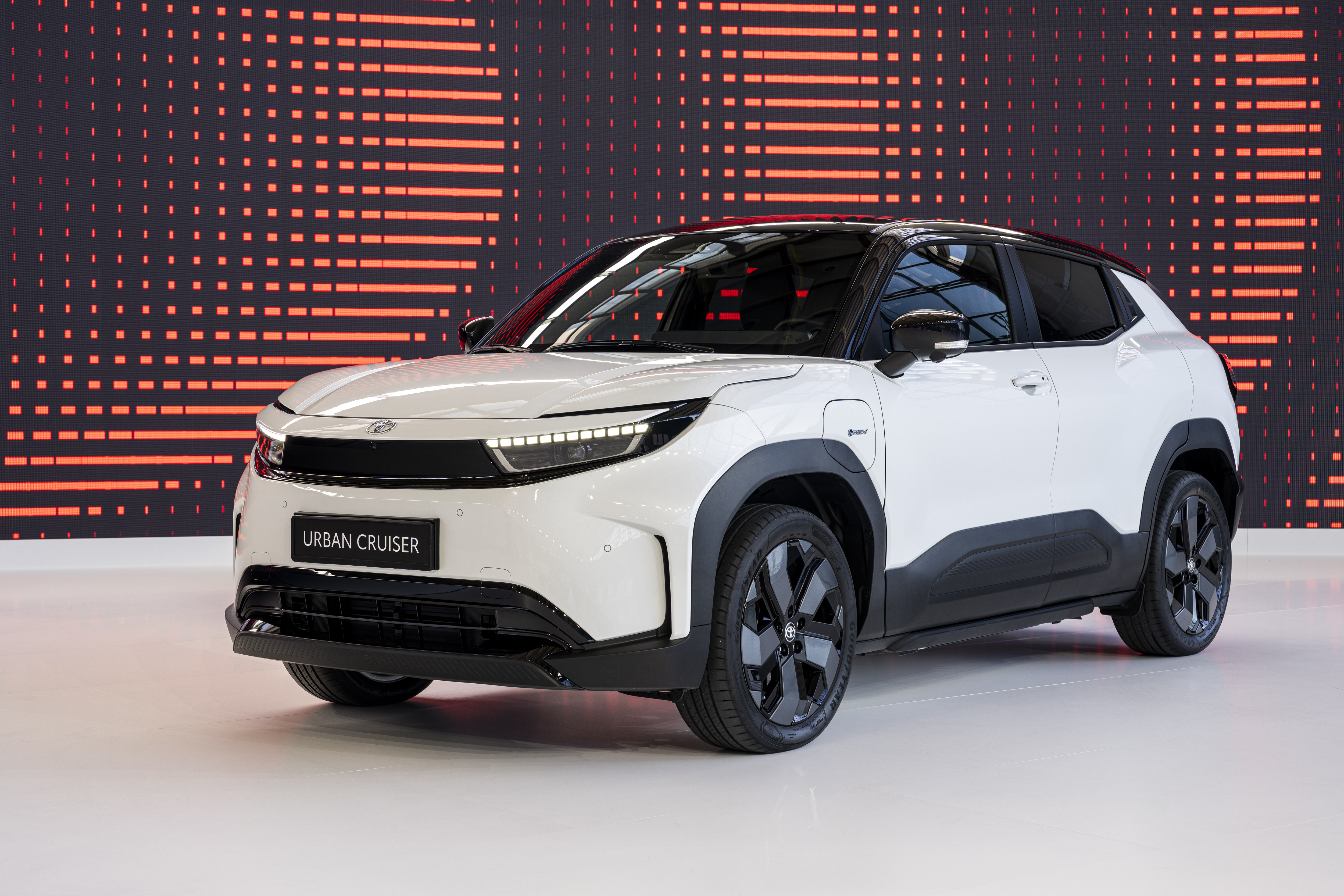 Экстерьер Toyota Urban Cruiser 2025 - вид спереди