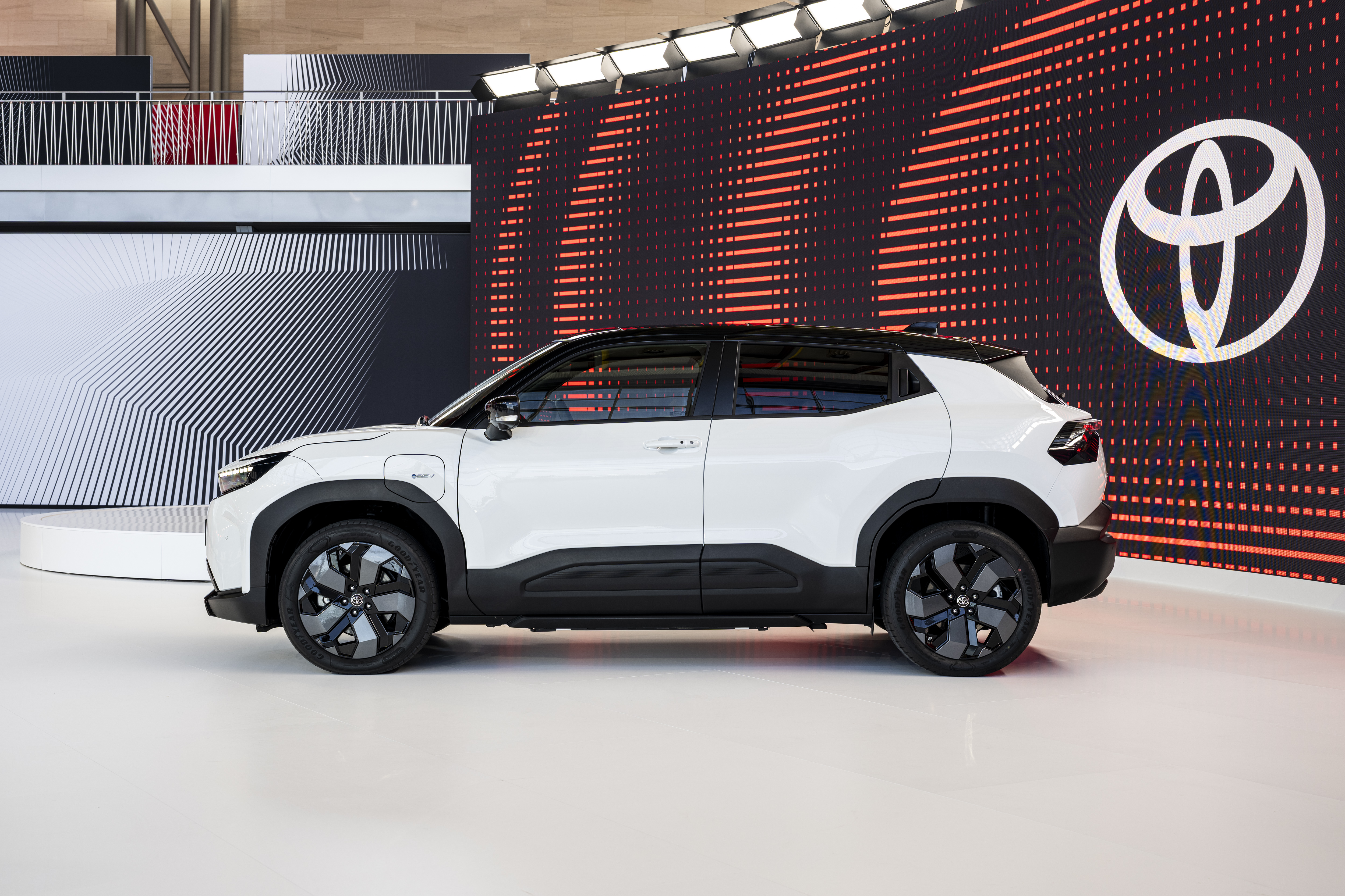 Экстерьер Toyota Urban Cruiser 2025 - вид сбоку