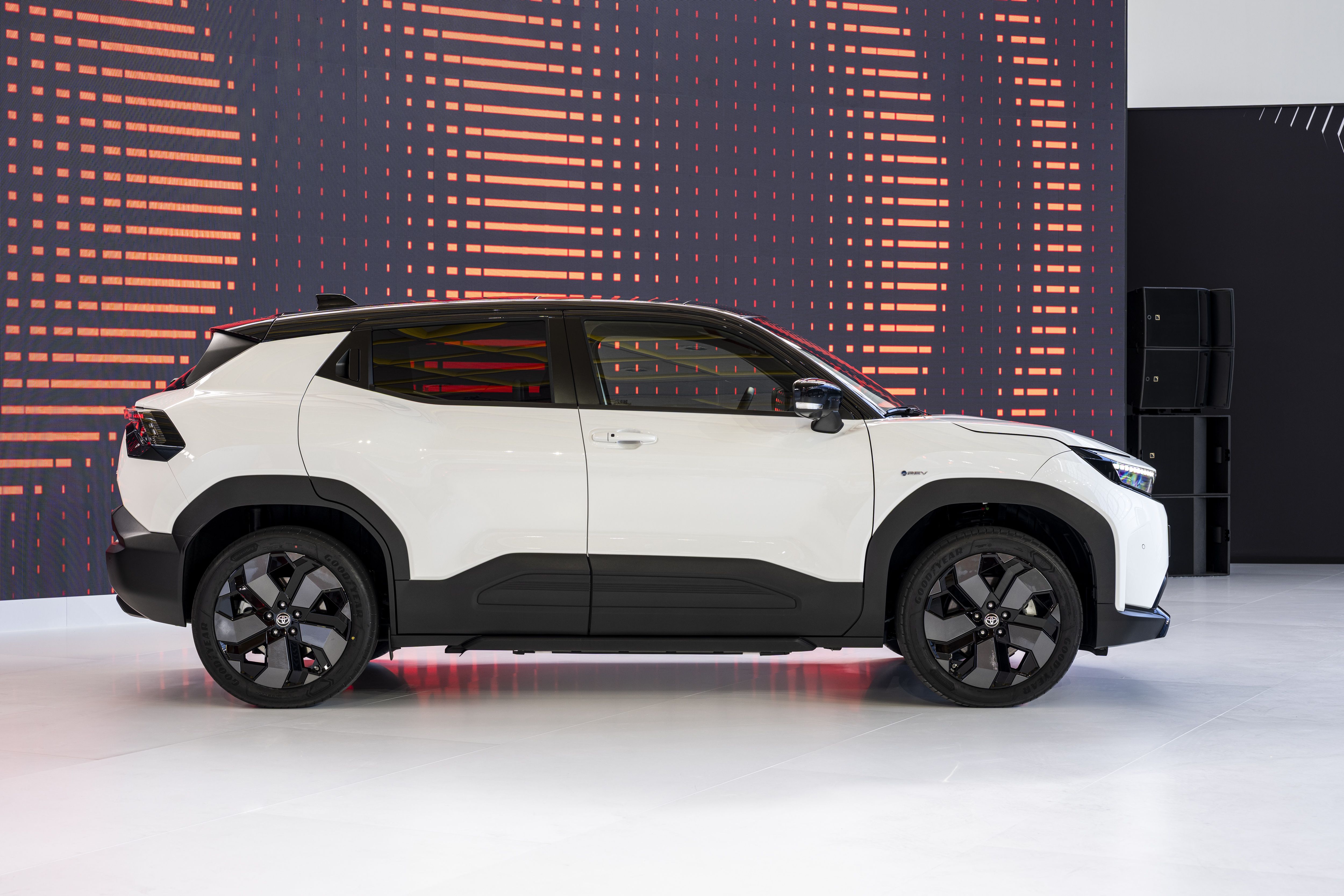 Экстерьер Toyota Urban Cruiser 2025 - вид сзади