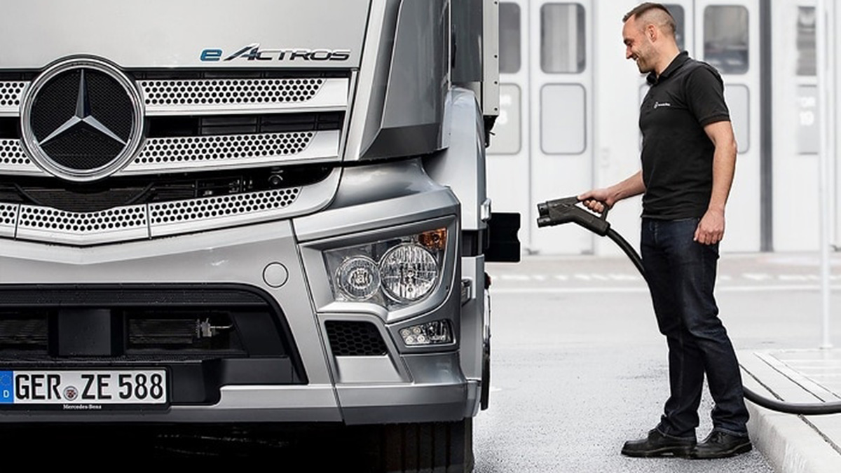 Підключення зарядного пристрою до вантажівки Mercedes eActros