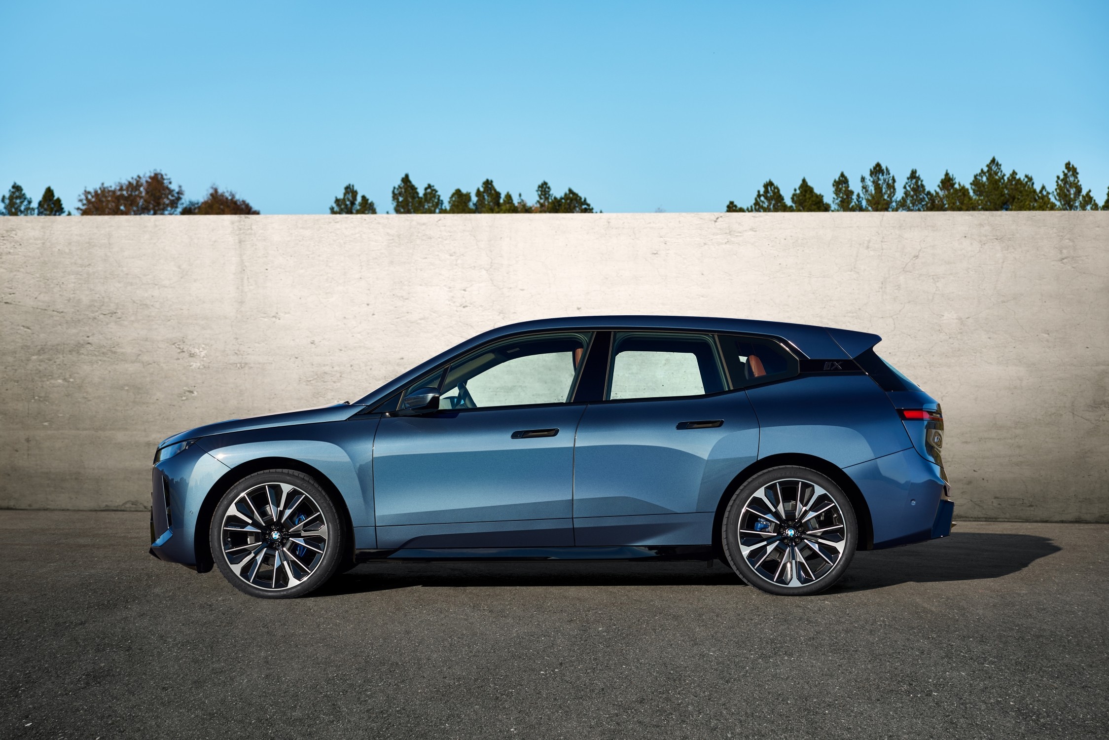 BMW iX vue latérale