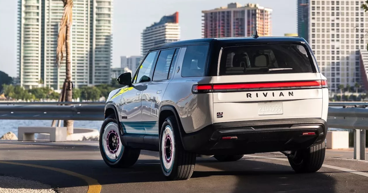 Rivian R1S Quad Miami Edition вид сбоку