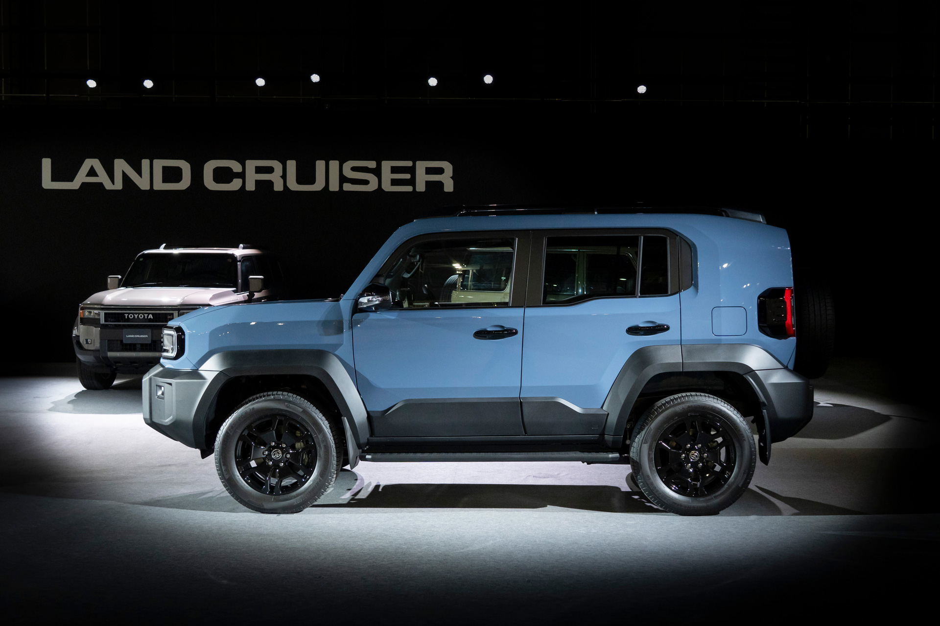 Toyota Land Cruiser FJ - фари плоскої форми