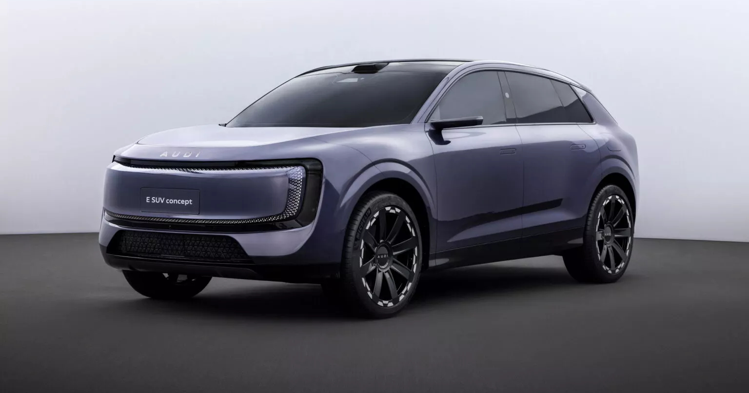 Задній і боковий вид AUDI E SUV