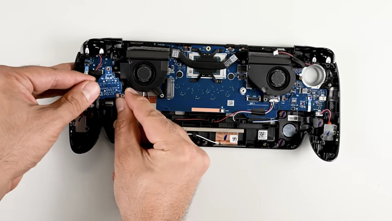 Розбірка ROG Xbox Ally X на iFixit