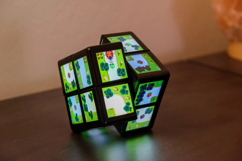 Rubik's WOWCube гаджет з дисплеями
