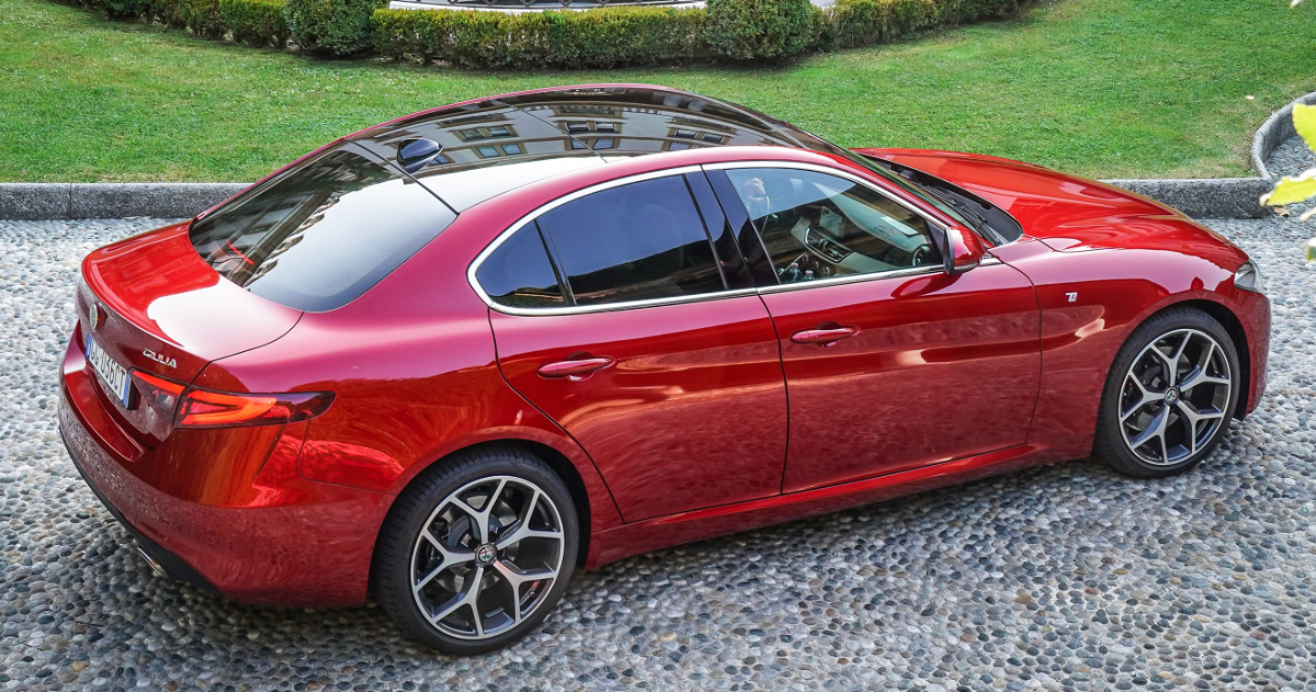Alfa Romeo Giulia вид збоку