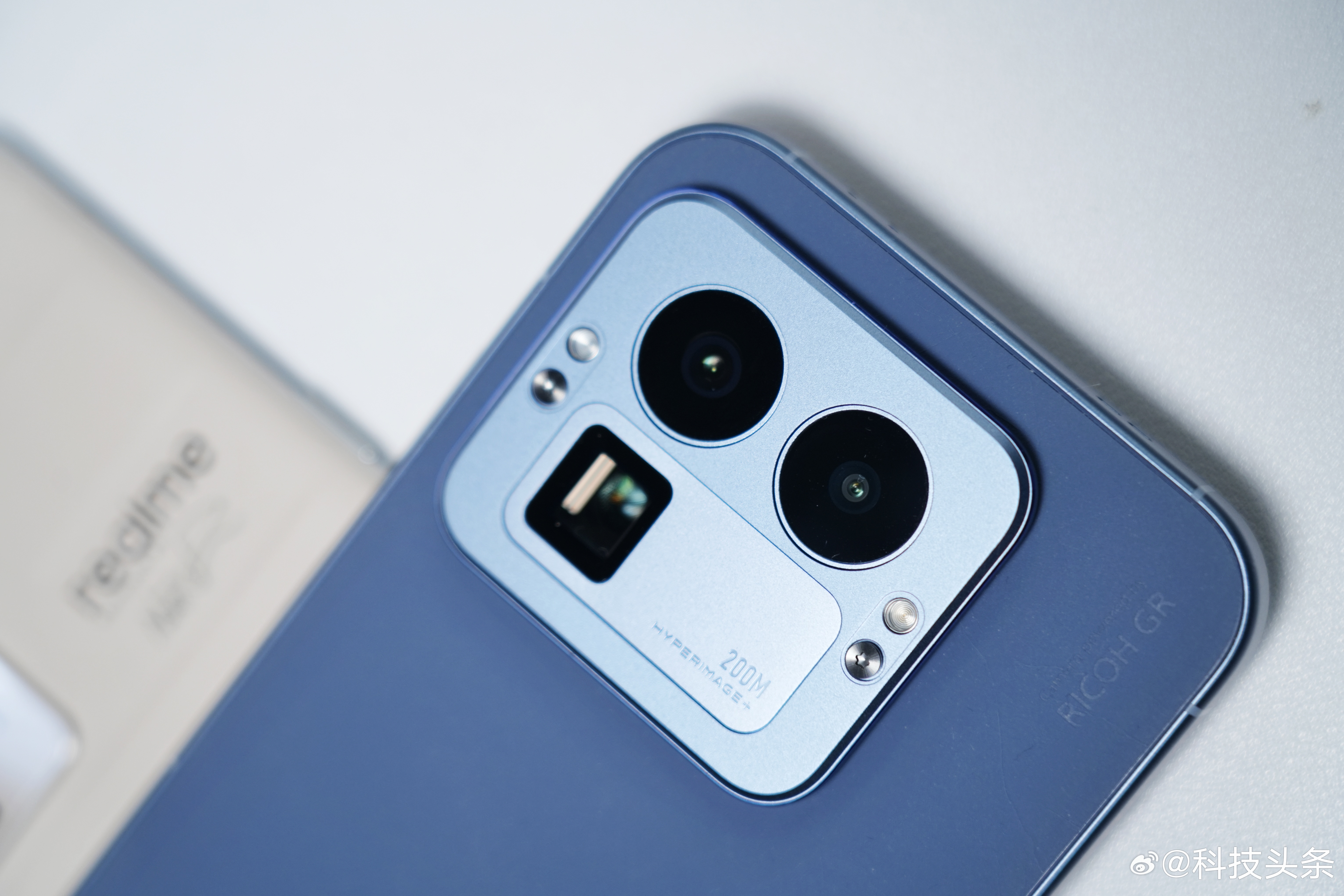 Стильний модуль камери Realme