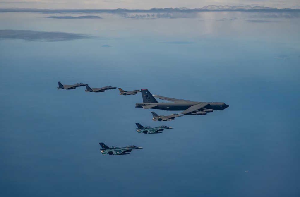Les États-Unis, la République de Corée et le Japon ont organisé le premier exercice aérien trilatéral impliquant des B-52H Stratofortress, des F-16 Fighting Falcon, des F-15K Eagle et des F-2.