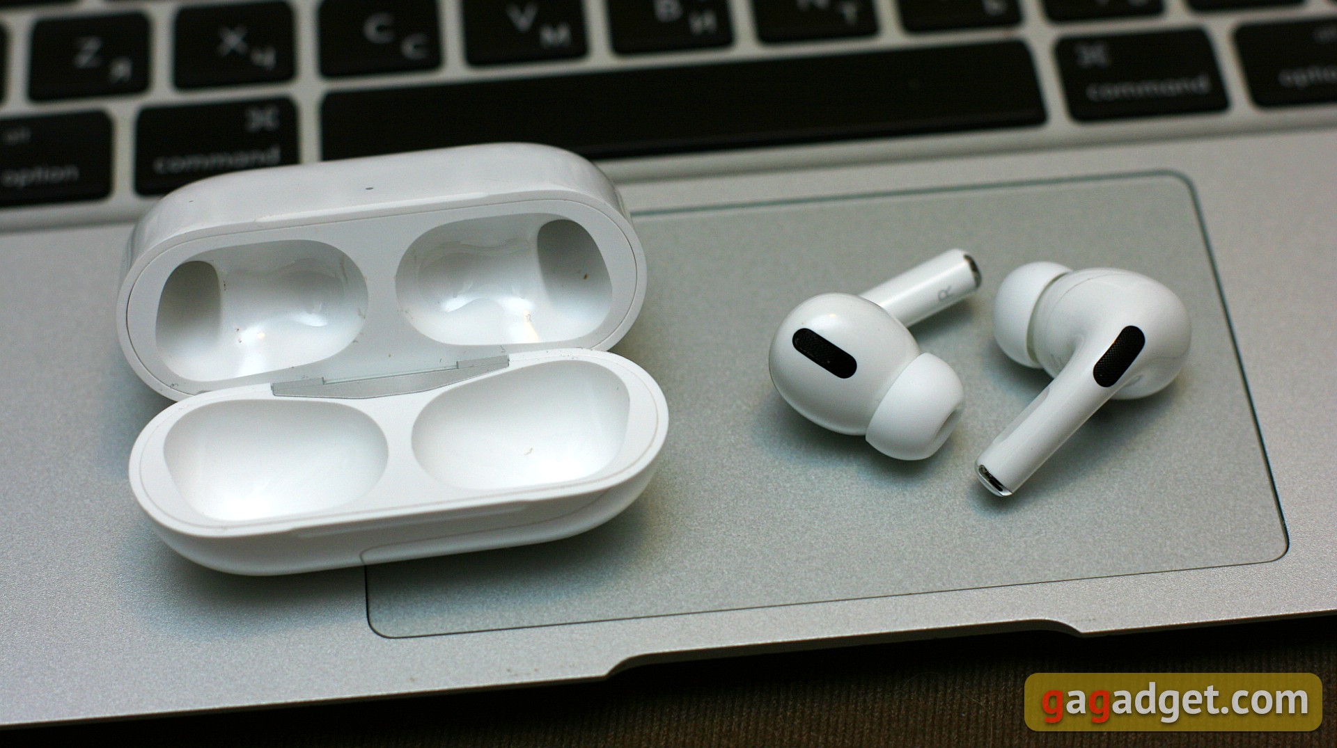 Огляд AirPods Pro: біла німотність