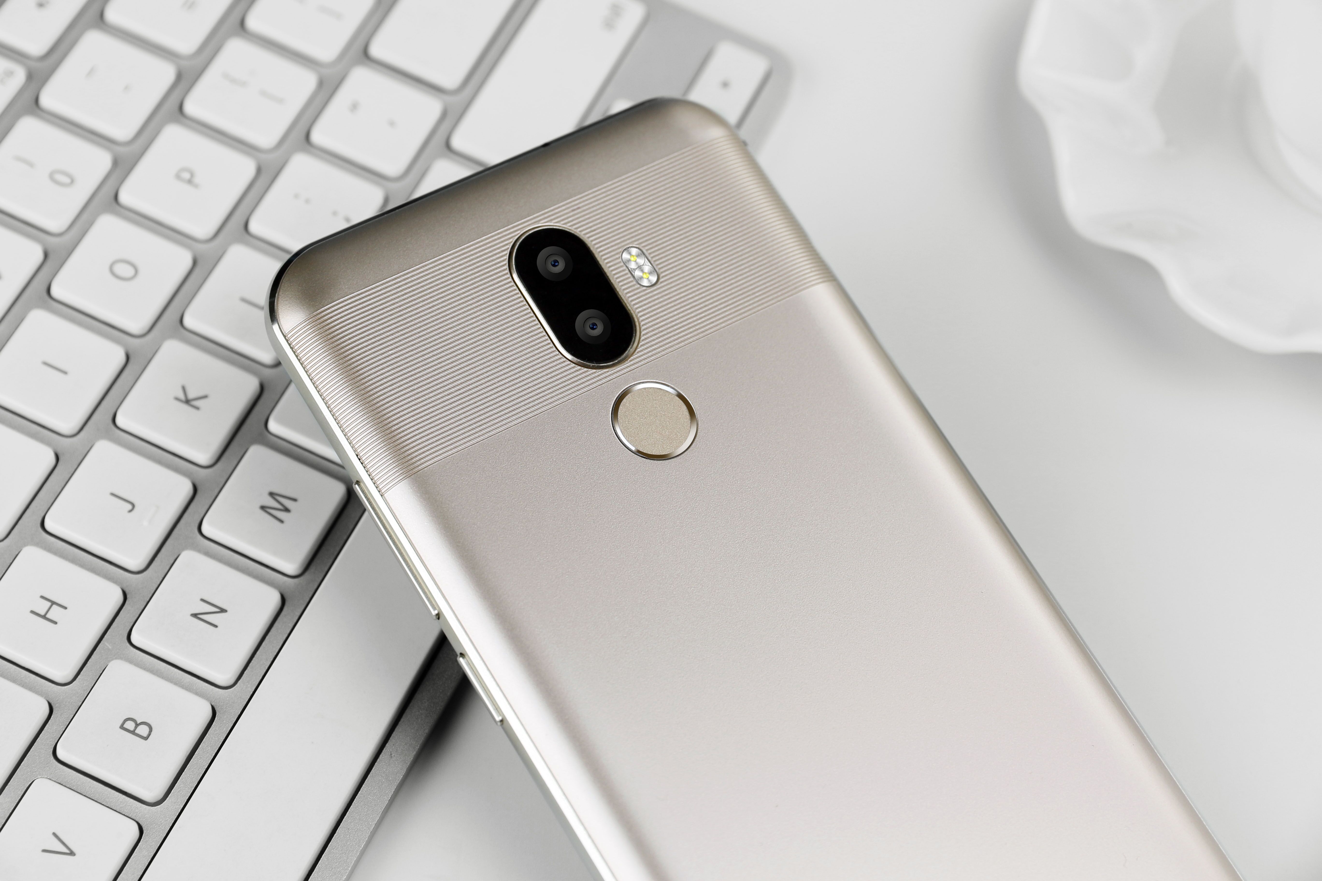 OUKITEL U18 gold camera.jpg