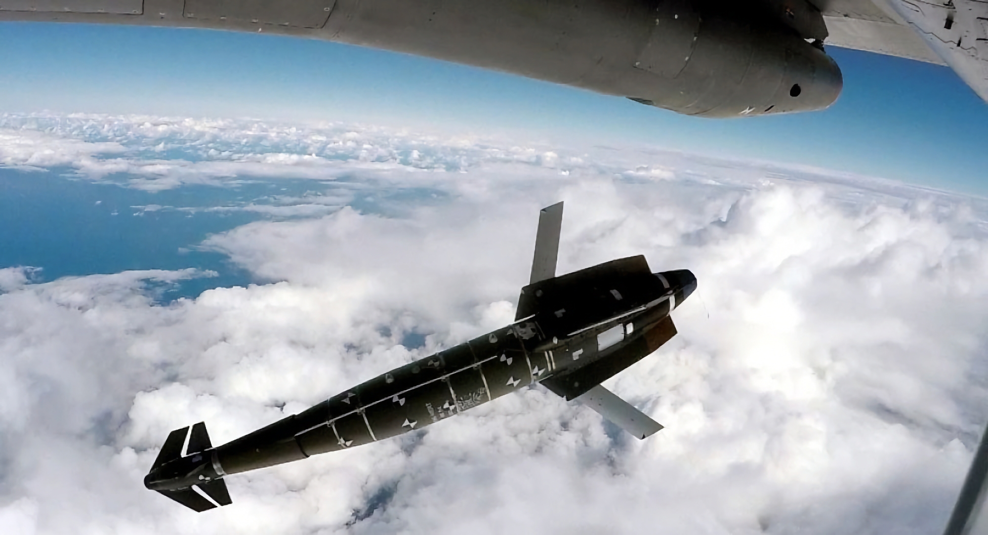 La France fournira chaque mois à l'Ukraine 50 bombes guidées AASM Hammer ayant une portée d'engagement de 70 kilomètres.