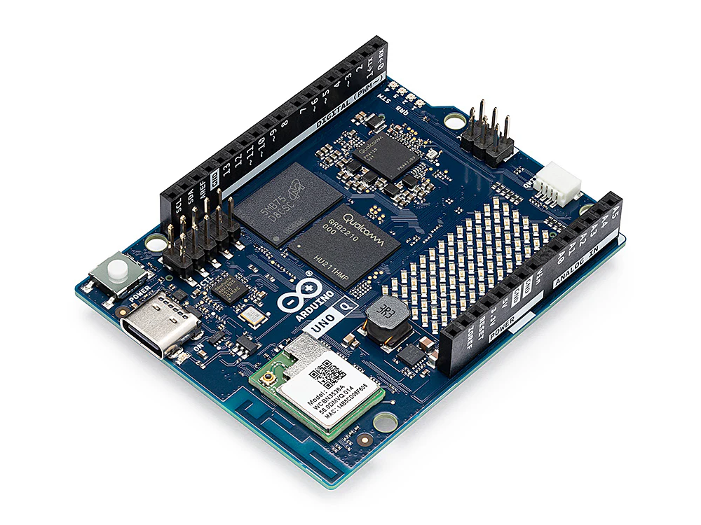 ISO вид платы Arduino UNO Q