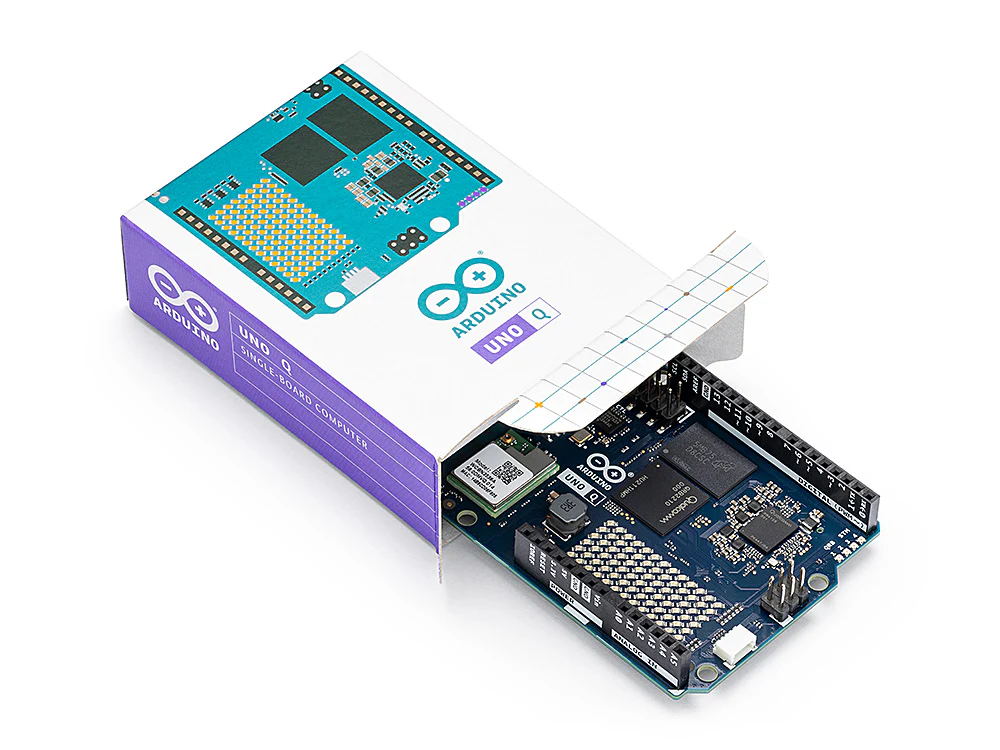Распаковка платы Arduino UNO Q