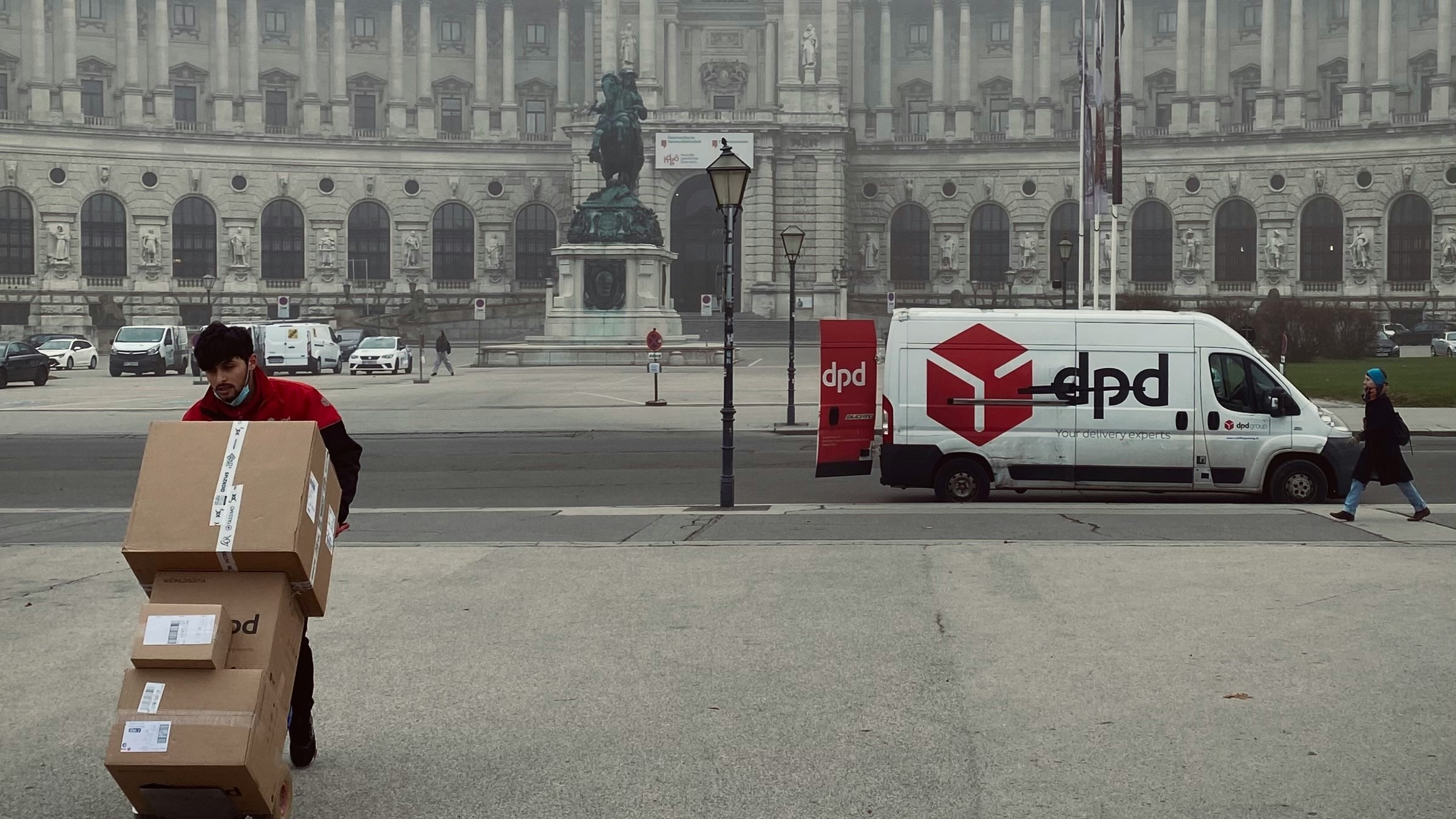 Чат-бот DPD ругается матом и критикует компанию после "атаки" недовольного клиента