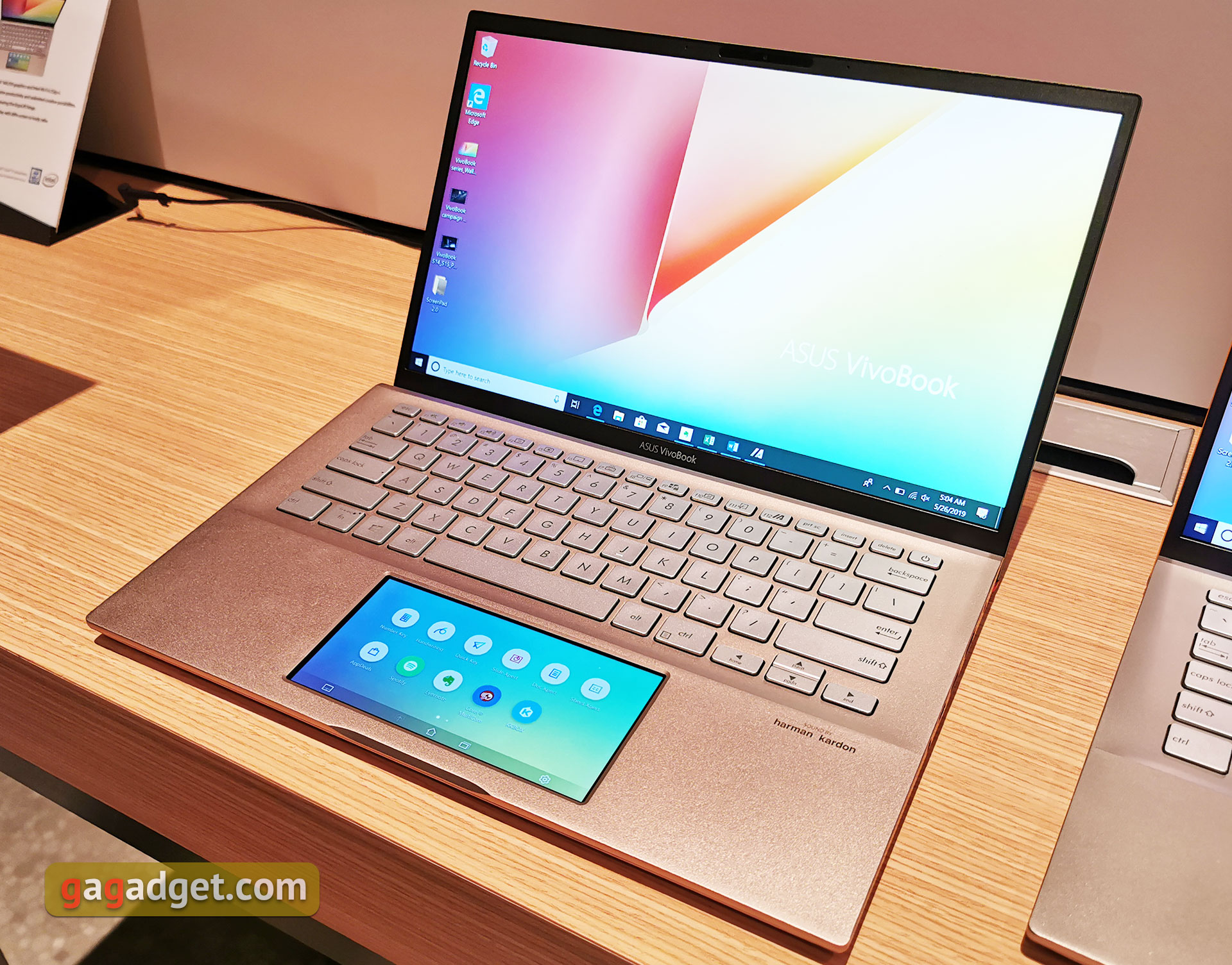 ASUS на Computex 2019: електретні геймерскі навушники, 240 Гц портативний монітор та інші круті штуки-12