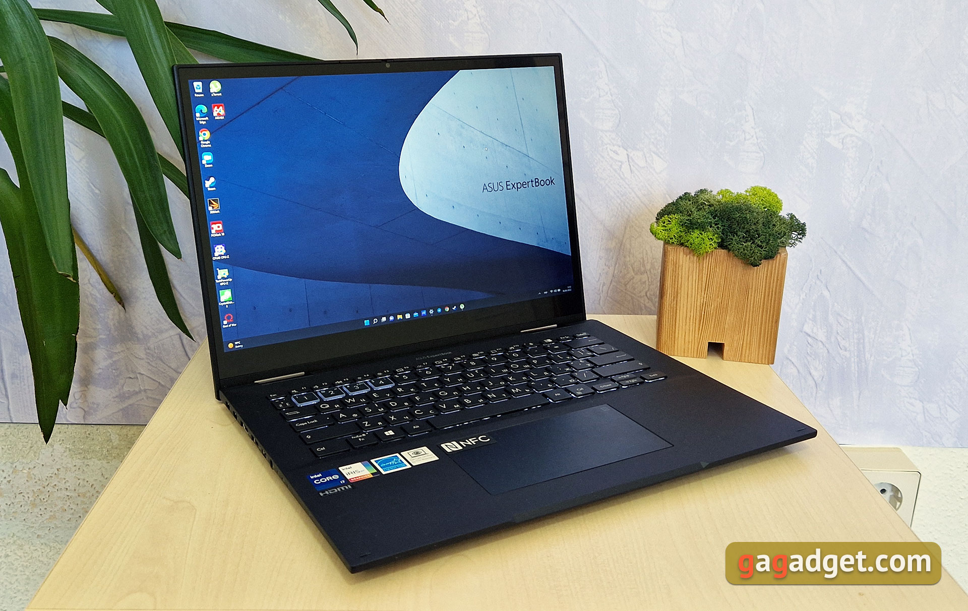 ASUS ExpertBook B7 Flip Review (B7402FEA): a flagship enterprise notebook with a durable case