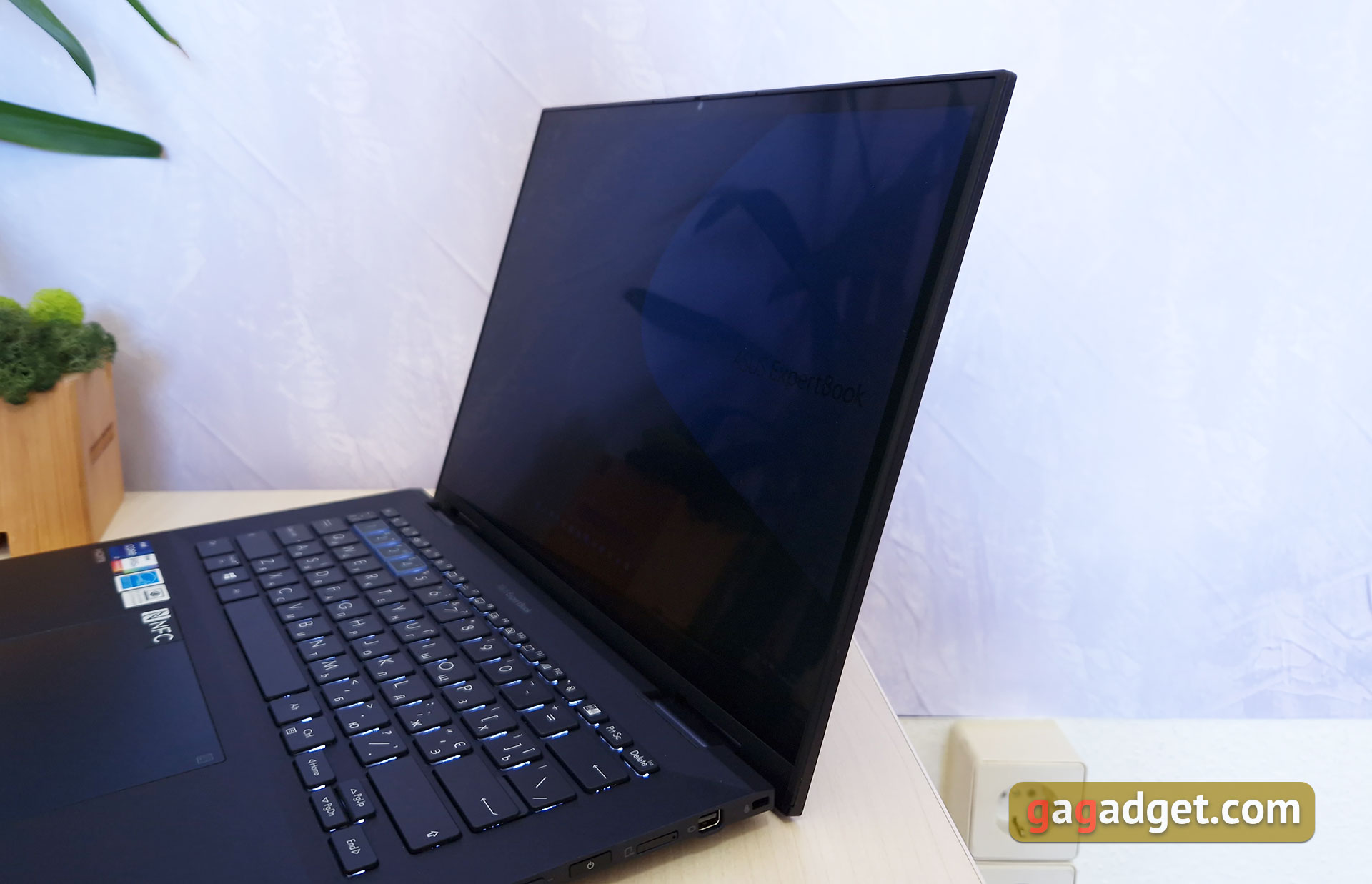 ASUS ExpertBook B7 Flip Review (B7402FEA): a flagship enterprise notebook with a durable case-39
