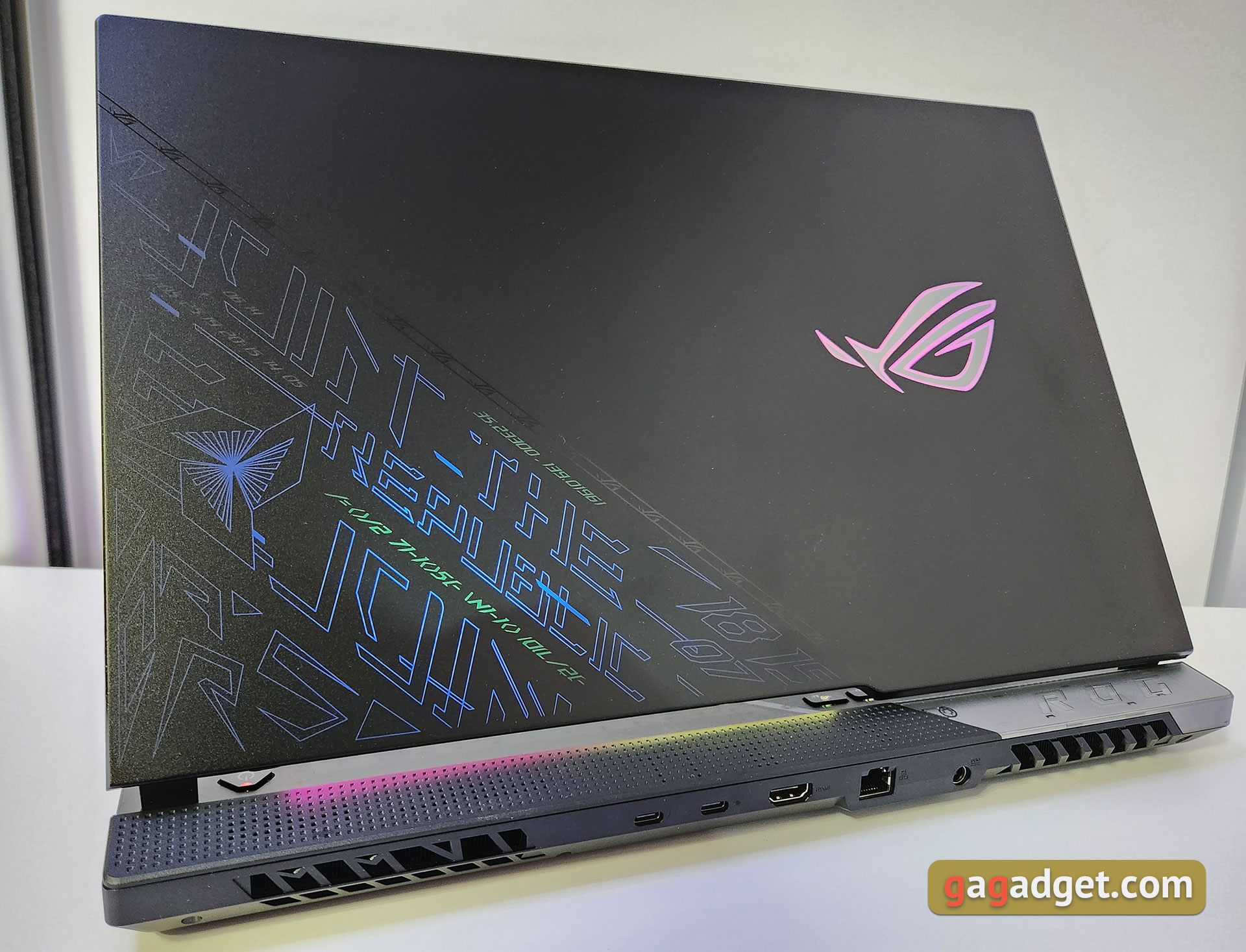 ASUS ROG Strix Scar 17 SE (2022) своїми очима: неоновий смак перемоги-3
