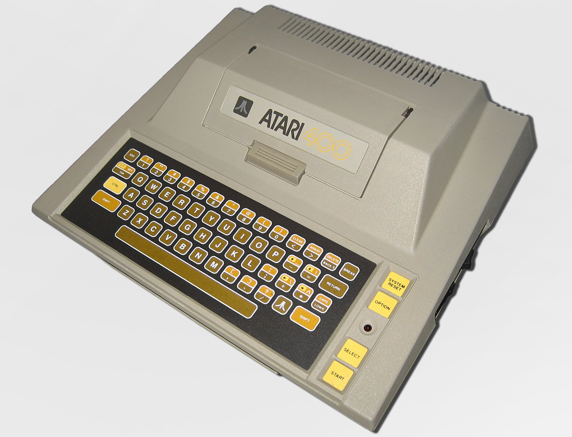 Atari 400 — перший комп'ютер 14-річного Ґері Маккінона
