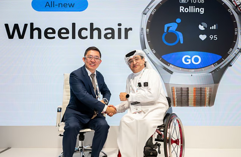 Huawei Regional Manager Bruce Li and Asian Paralympic Committee President Majid Rashed