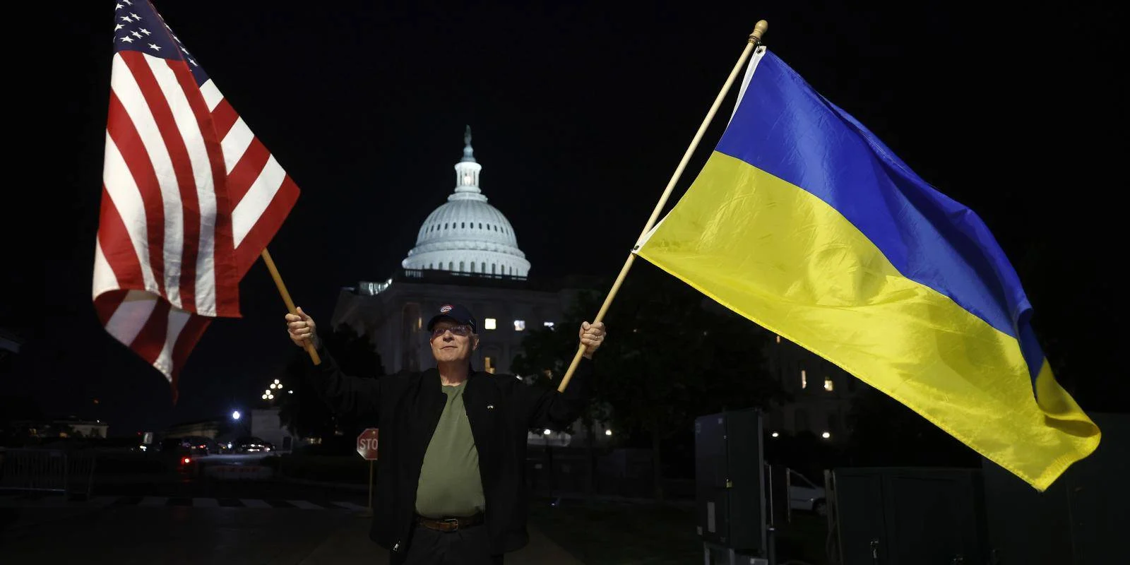 Ілюстративне зображення українського та американського стягів.
