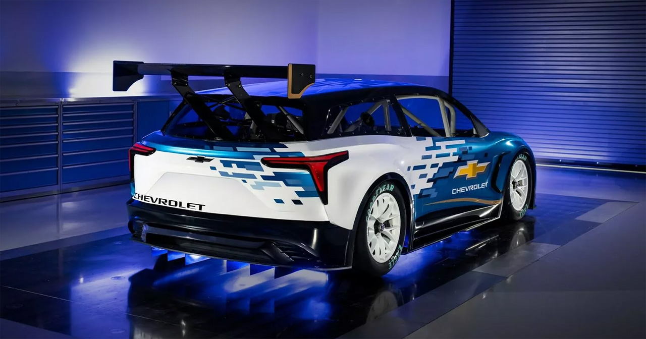 Chevrolet Blazer EV.R NASCAR на автодромі