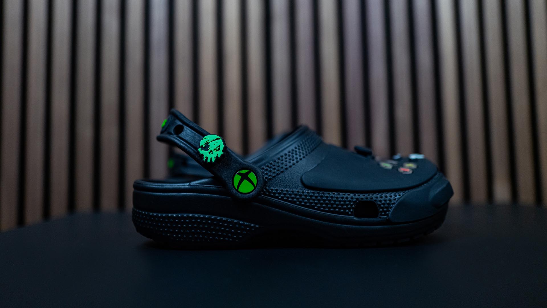Специальные стики и кнопки на Crocs