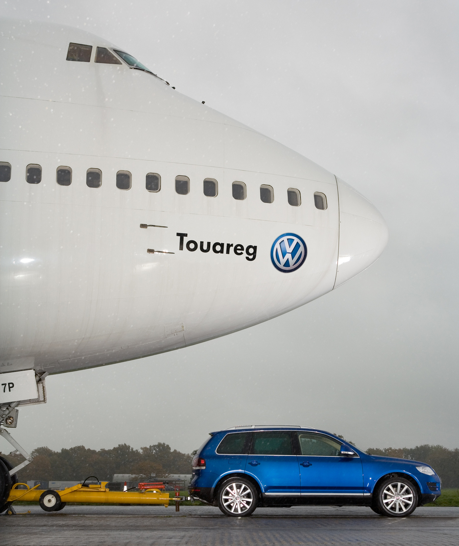 Volkswagen Touareg буксирує Boeing 747