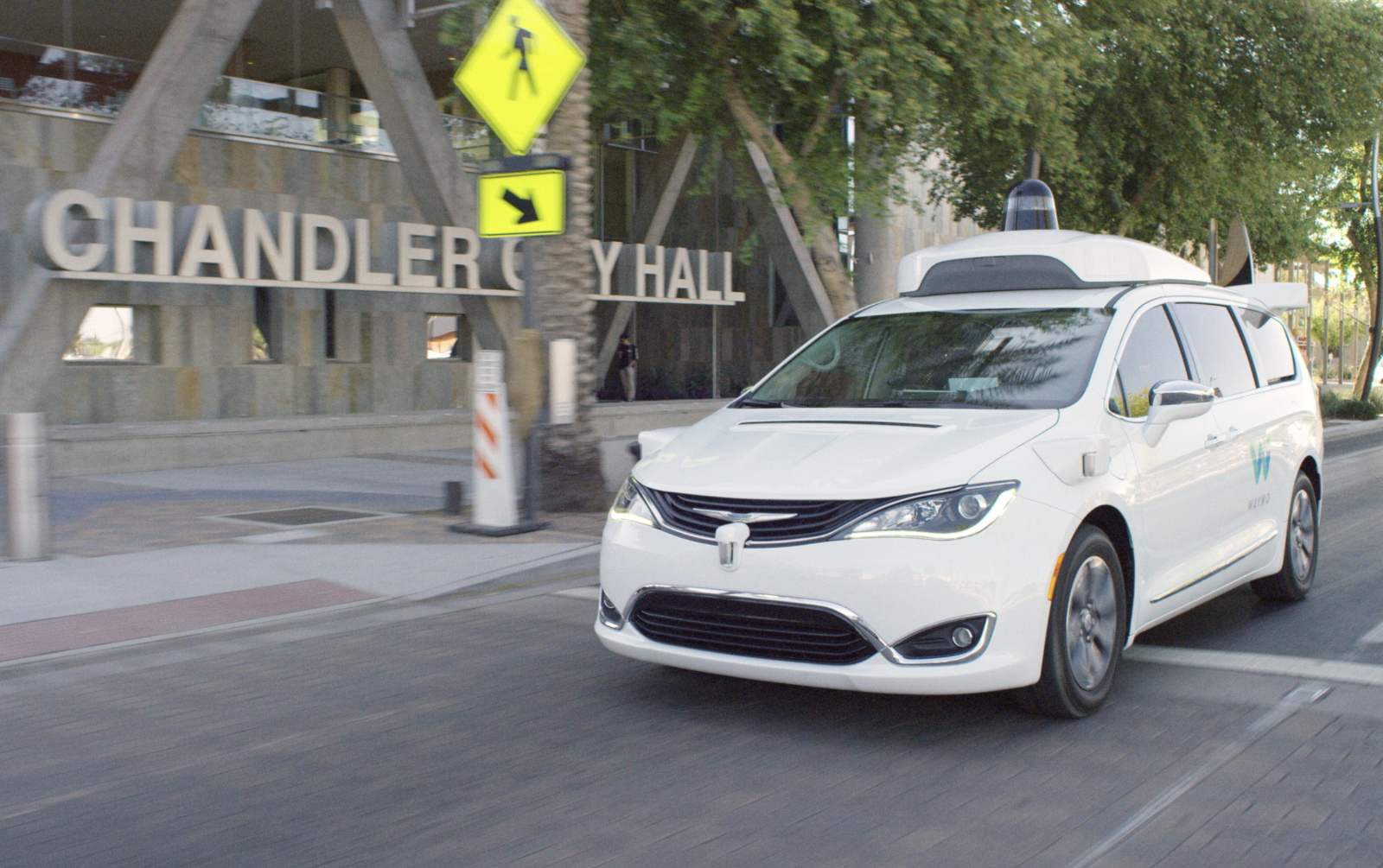 Роботаксі Waymo почали доставляти їжу Uber Eats у Фініксі