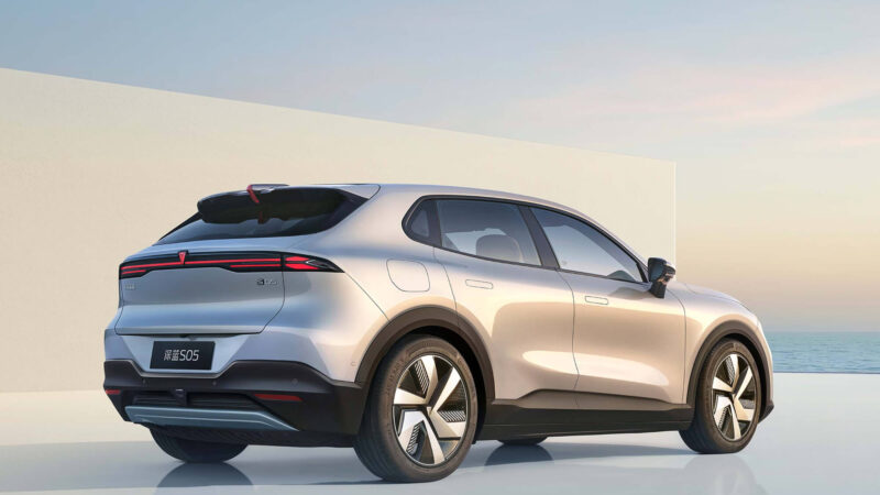 Интерьер Changan Deepal S05 с мультимедиа