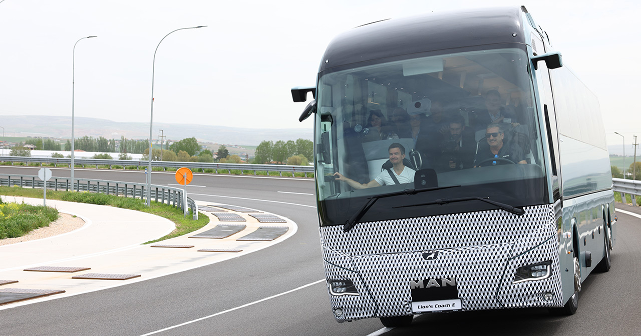 Прототип электробуса MAN Lion's Coach E, оформленный в камуфляж