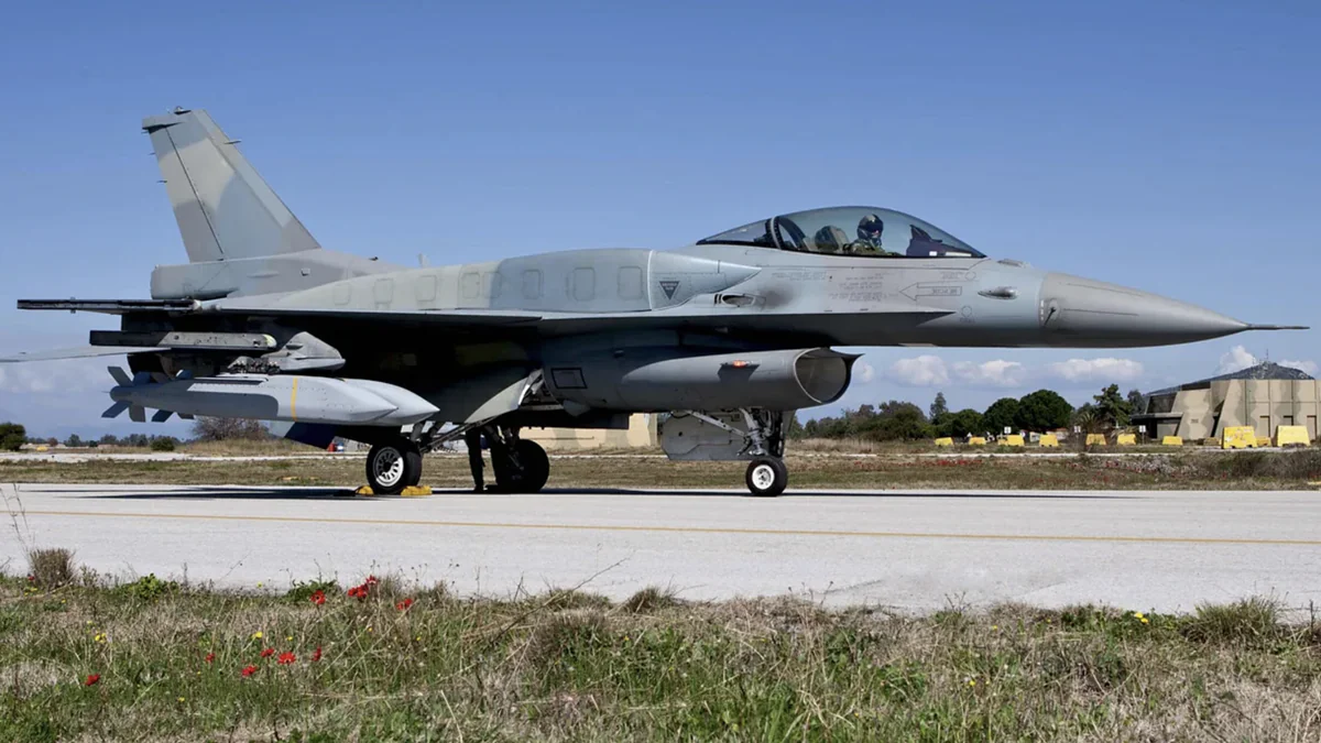 Грецький винищувач F-16 з авіабомбами AGM-154 JSOW