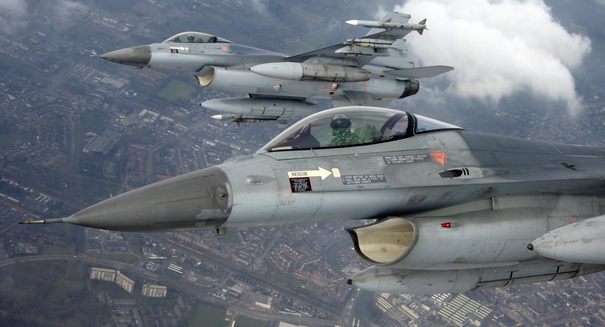 Винищувач F-16 на фоні неба
