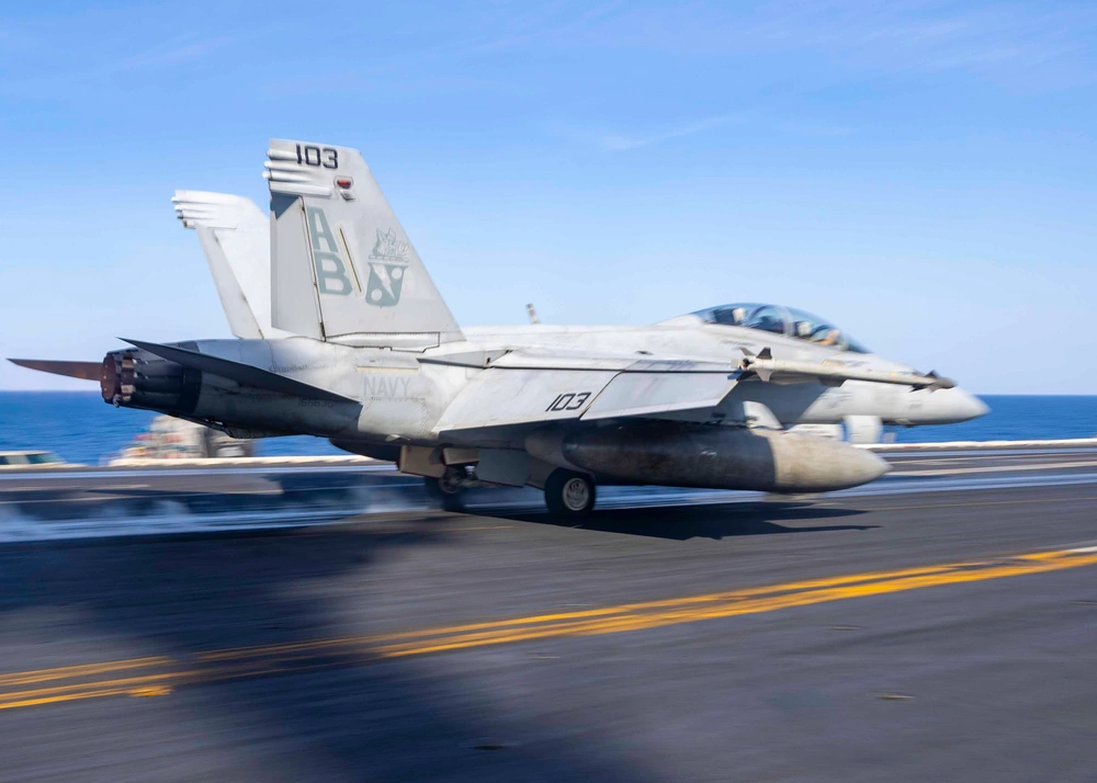 Истребитель F/A-18F Super Hornet во время взлета с авианосца USS Harry S. Truman
