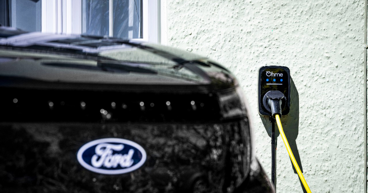 Photo illustrative de Ford Explorer EV branché à une charge murale
