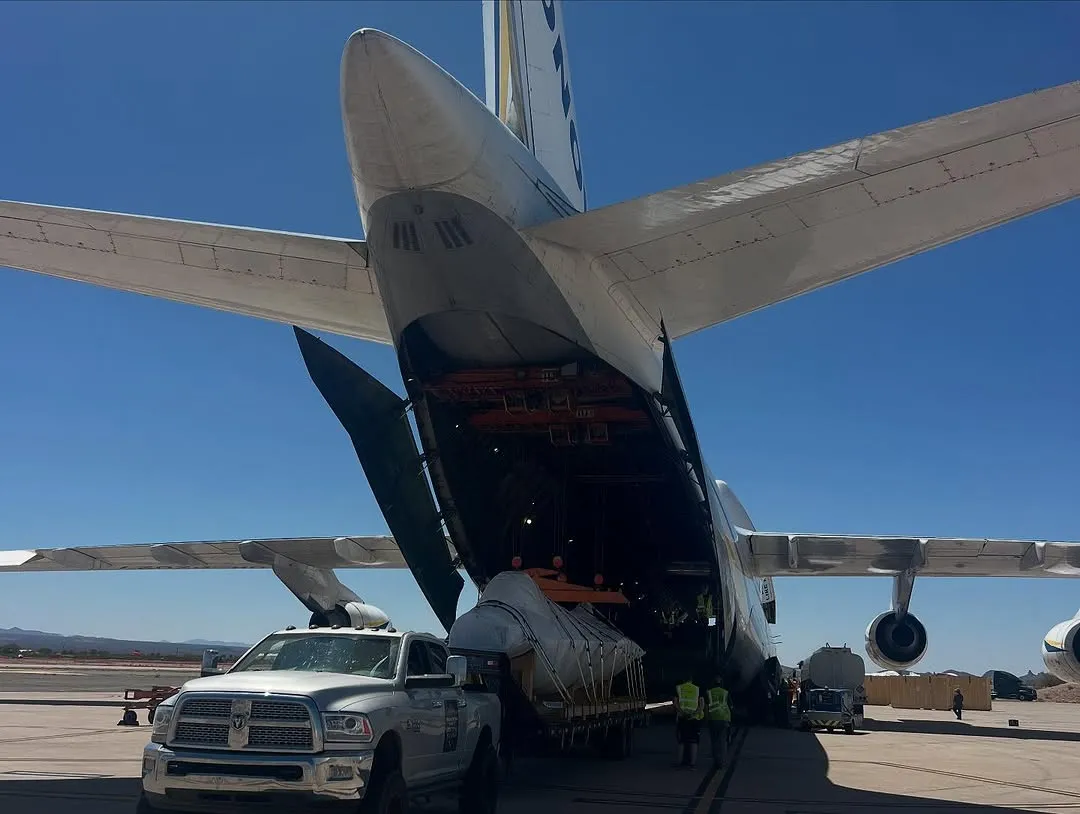 Завантаження F-16 у літак Ан-124 «Руслан» на базі Девіс-Монтен