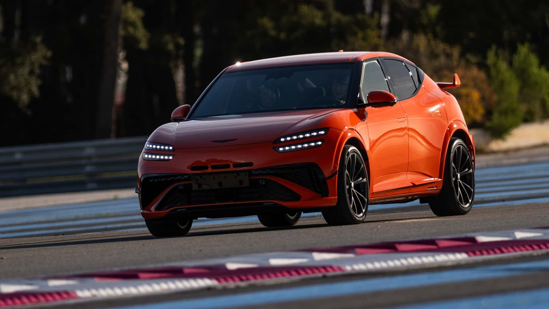 Genesis GV60 Magma на скоростной трассе