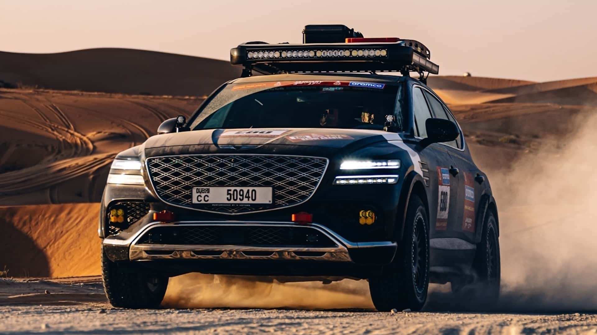 Genesis GV80 Desert Edition sur les dunes du désert