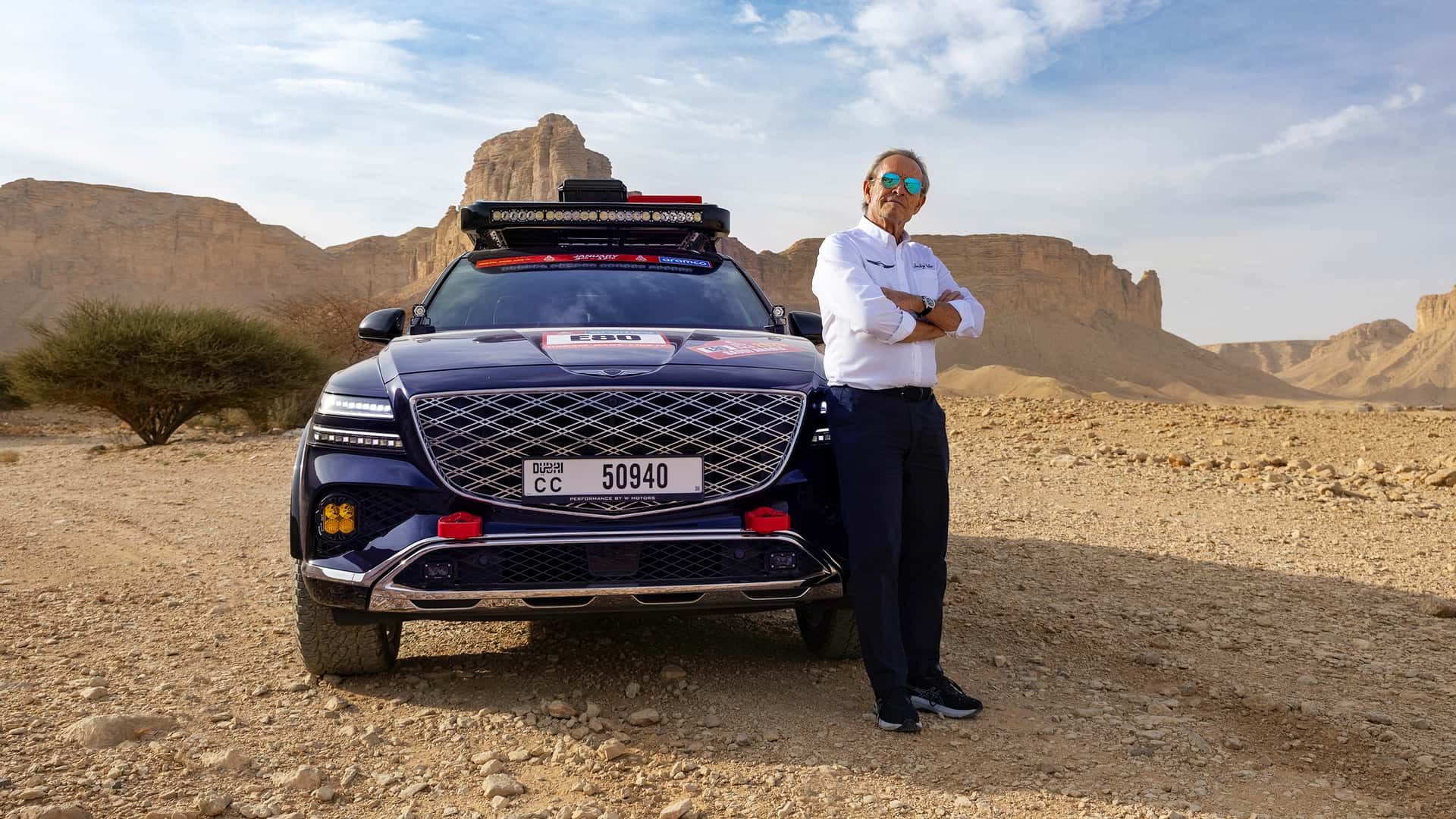 Jackie X à côté de la Genesis GV80 Desert Edition.