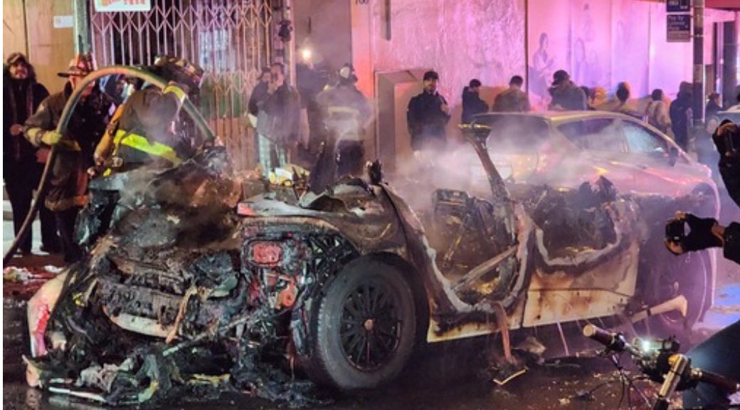 Le robotaxi de Waymo attaqué et incendié à San Francisco
