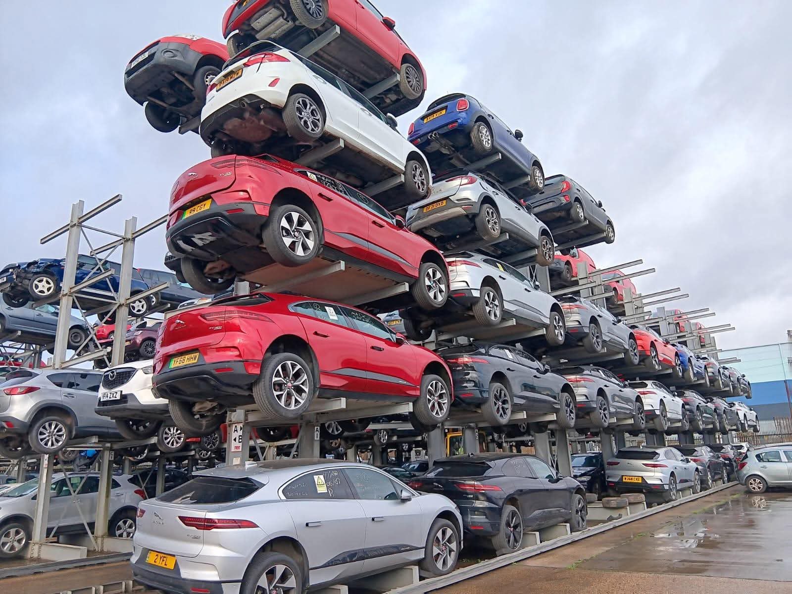 Кілька Jaguar I-Pace на звалищі